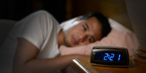 Homme qui n'arrive pas à dormir - 7 conseils pour lutter contre l'insomnie