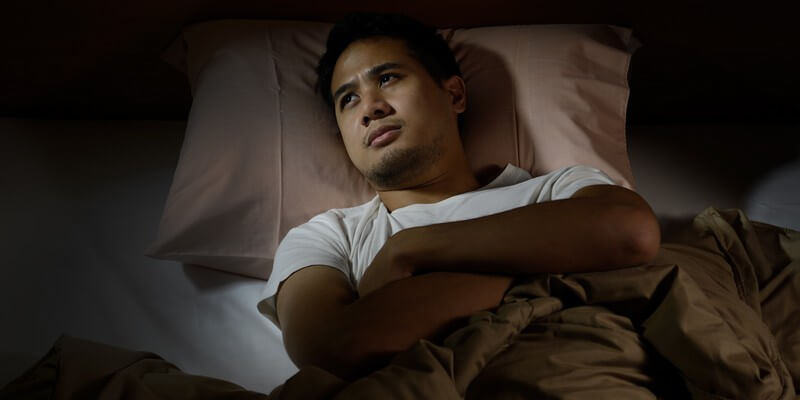 Homme qui ne parvient pas à dormir - Comment lutter contre l'insomnie